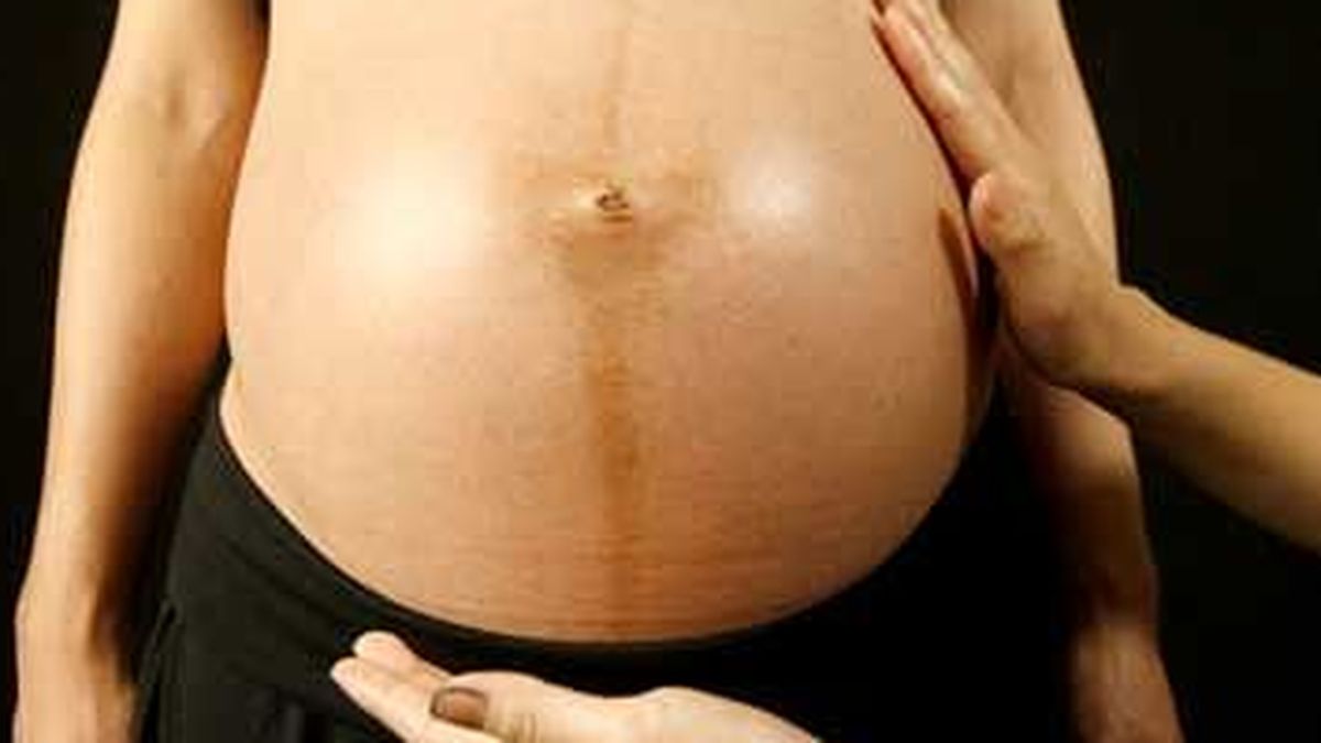 Una mujer queda embarazada siete años después de que le extirpen los ovarios