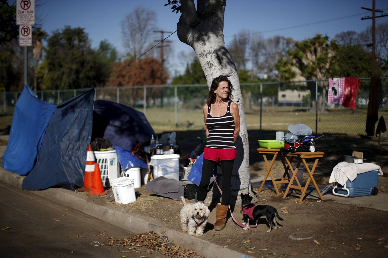 Stacie McDonough, de 51 años, posa ante la tienda de campaña en la que vive, en Los Ángeles (Reuters). 