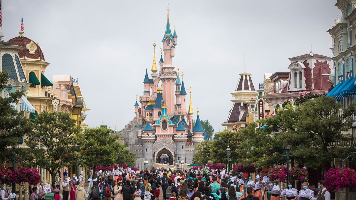 Arruina una romántica pedida de mano en Disneyland París y se hace viral