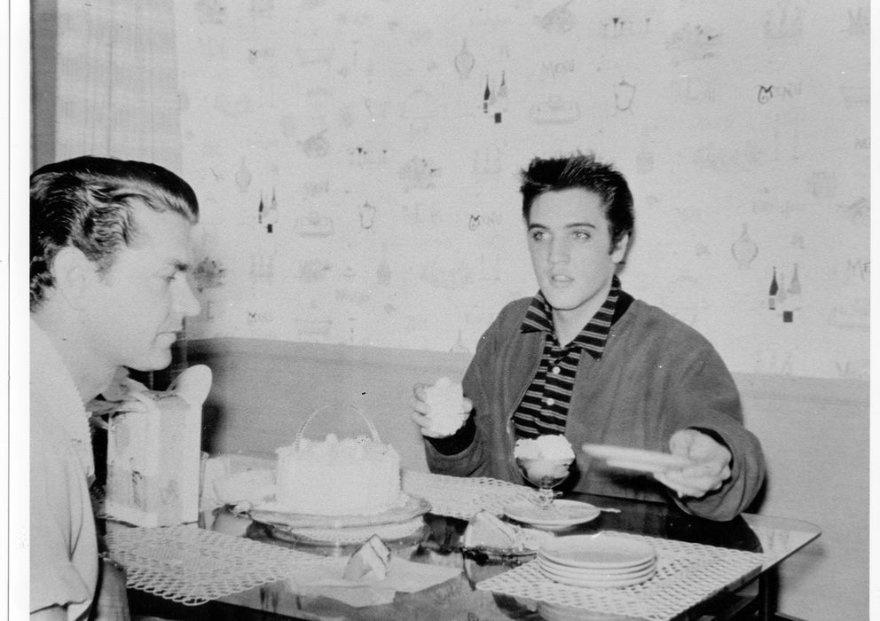 Foto: Elvis Presley y Sam Phillips en Memphis en 1956 (Colin Escott/Michael Ochs Archives/Getty Images)