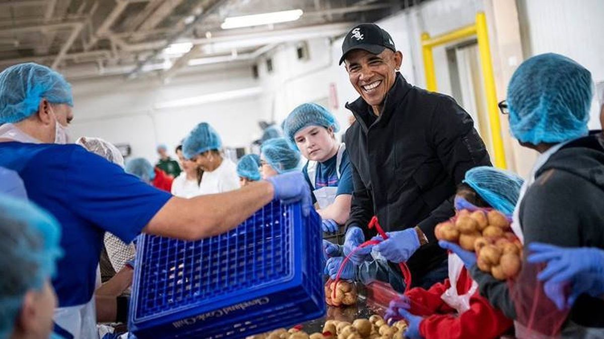 Obama se arremanga para preparar la cena de Acción de Gracias como voluntario