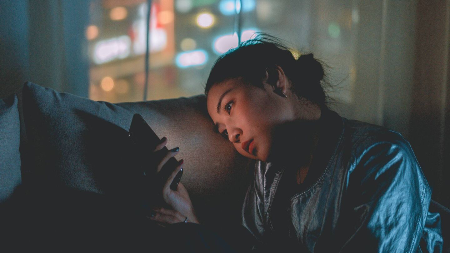 Los inconvenientes de practicar fexting en tu vida cotidiana. (Pexels/mikoto.raw Photographer)