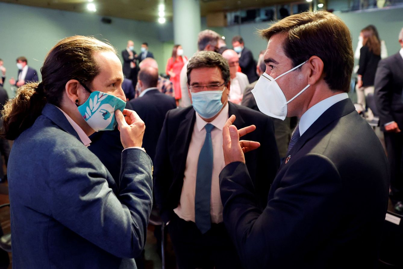 El vicepresidente del Gobierno, Pablo Iglesias, conversa con el presidente del BBVA, Carlos Torres, junto con el ministro de Seguridad Social, José María Escrivá. (EFE)