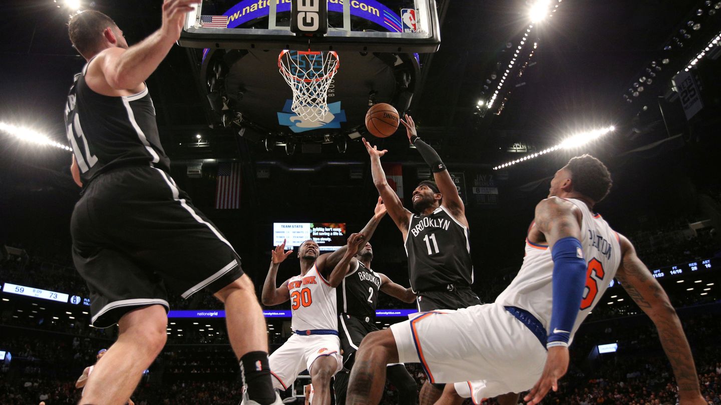 Irving agarra un rebote ante los Knicks, en octubre de 2019. (Reuters)