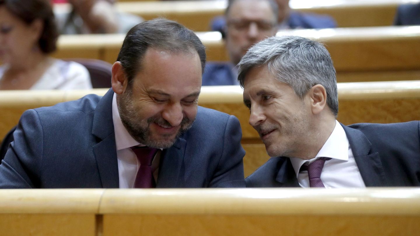 El ministro de Fomento y secretario de Organización del PSOE, José Luis Ábalos (i) conversa con el ministro del Interior, Fernando Grande-Marlaska (d). (EFE)