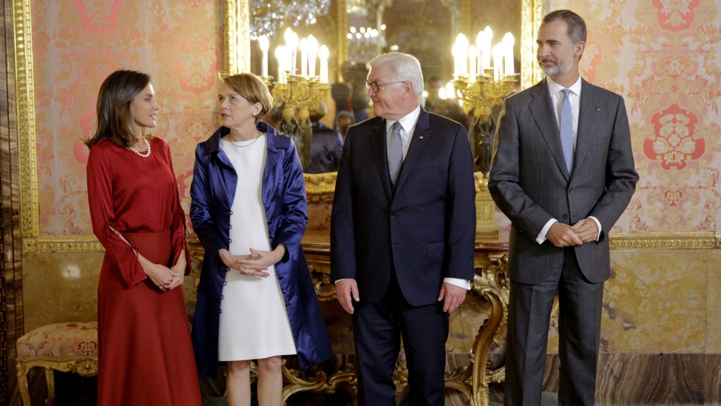 Los Reyes, con el presidente federal de Alemania y su esposa. (Reuters/Andrea Comas)