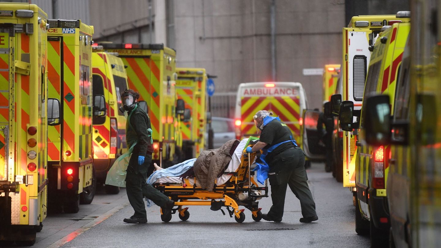 Ambulancias, esperando a las puertas de un hospital en Londres. (Reuters)