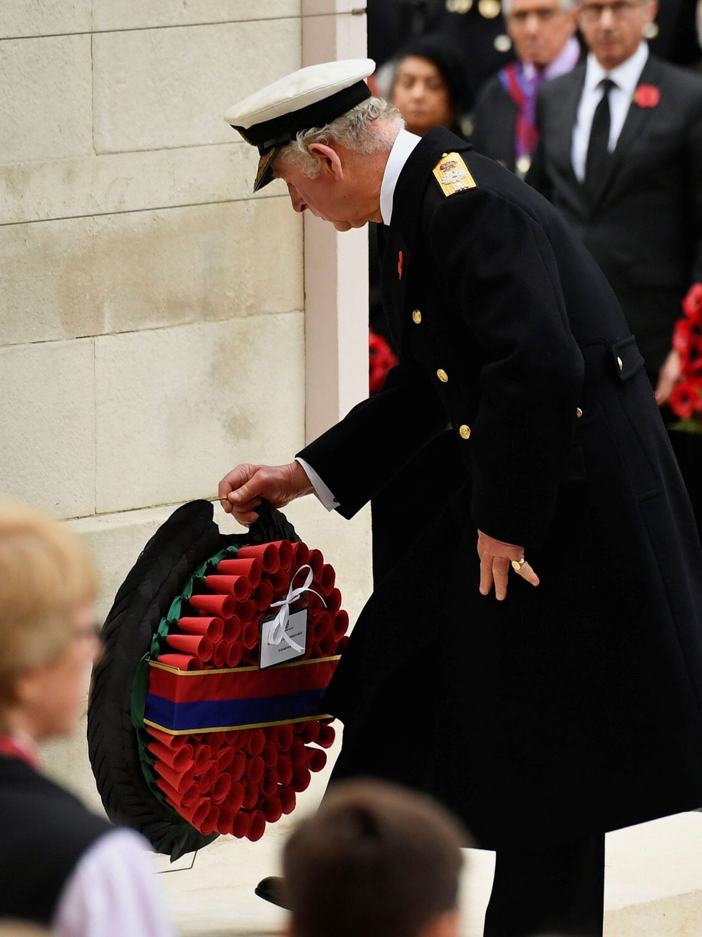 El príncipe Carlos, colocando la corona de flores. (Reuters/Toby Melville/Pool)