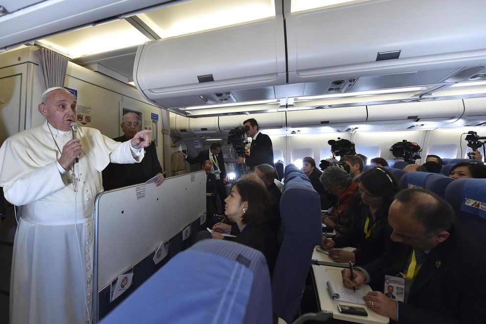 El Papa Francisco se dirige a los periodistas durante su vuelo de regreso desde Manila hacia Roma (Reuters).