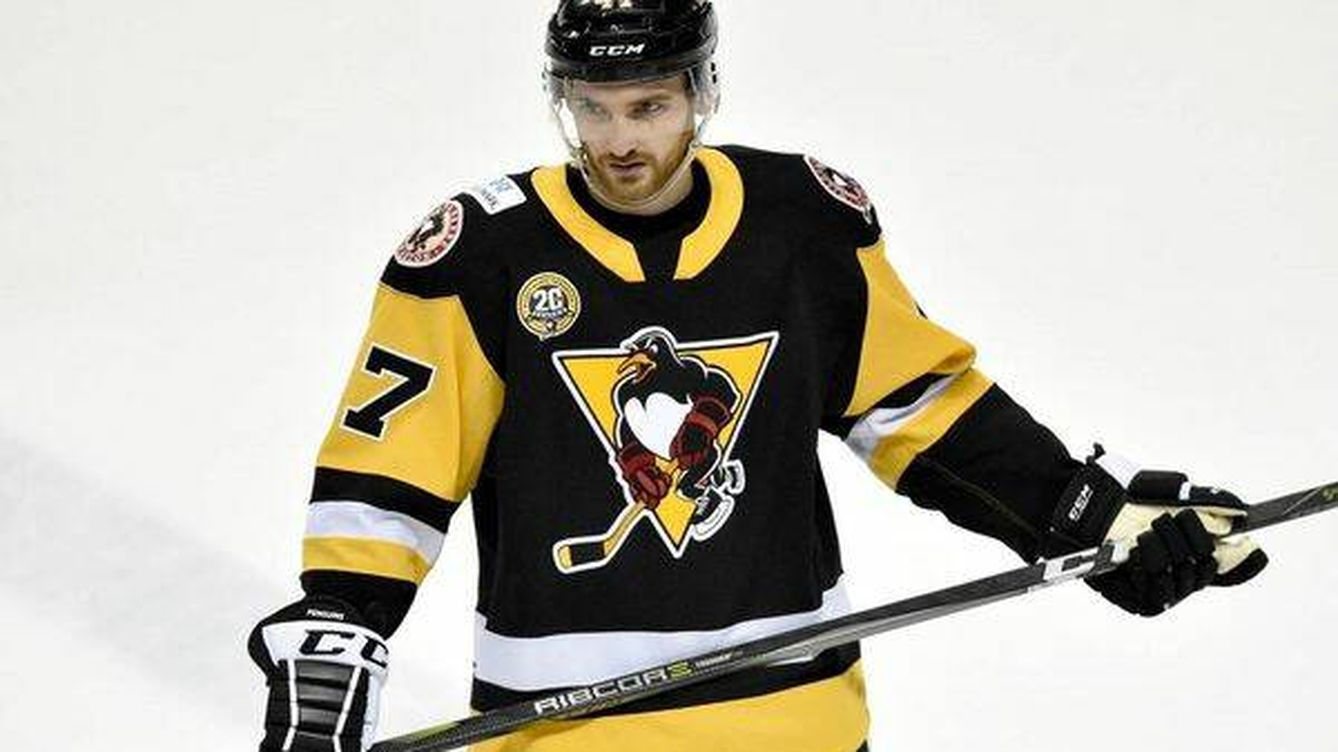 Foto: Adam Johnson, en su etapa en los Pittsburgh Penguins de la NHL. (AP)