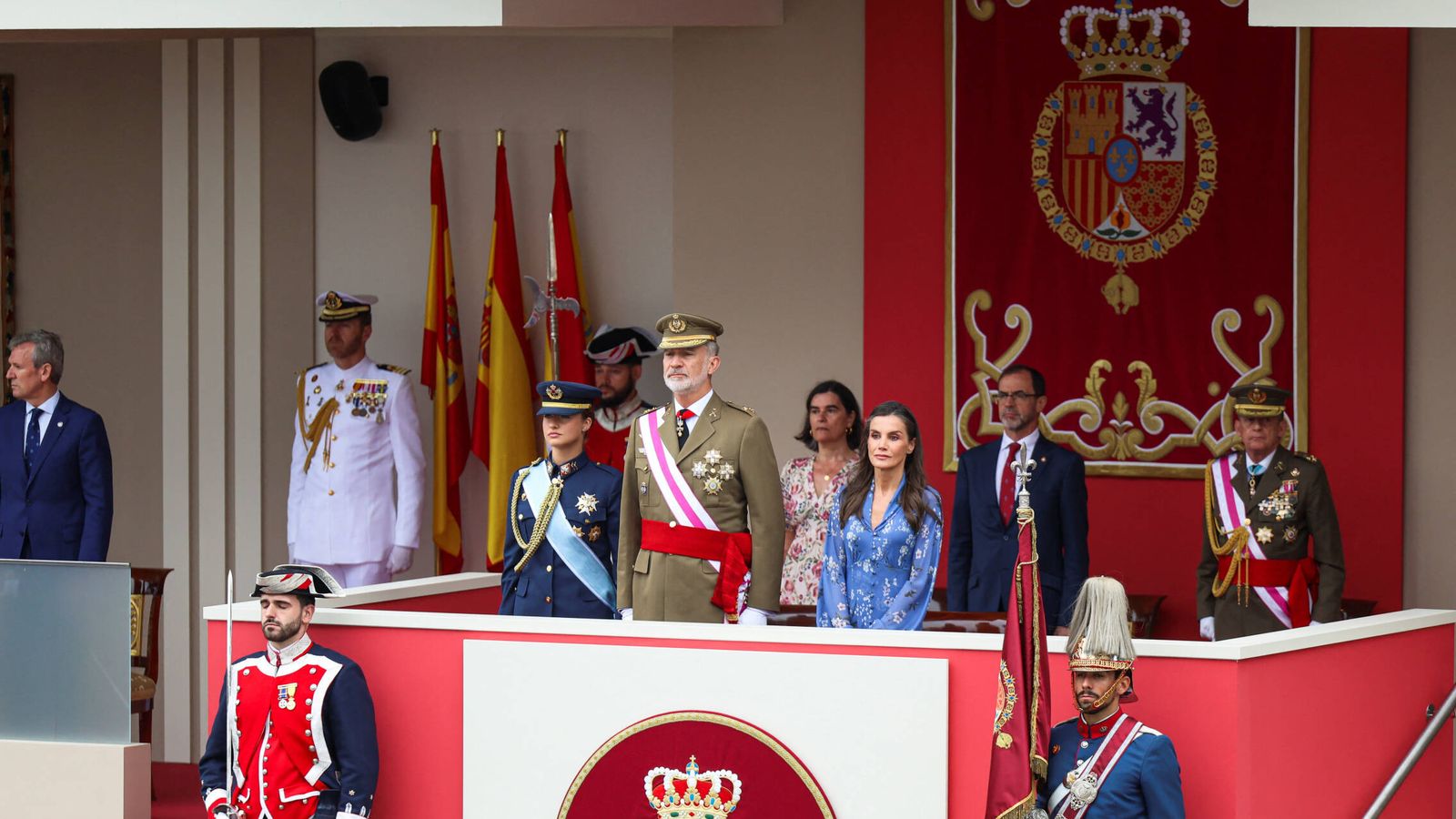 Así ha sido el inédito percance durante el izado de la bandera durante el desfile del Día de las Fuerzas Armadas