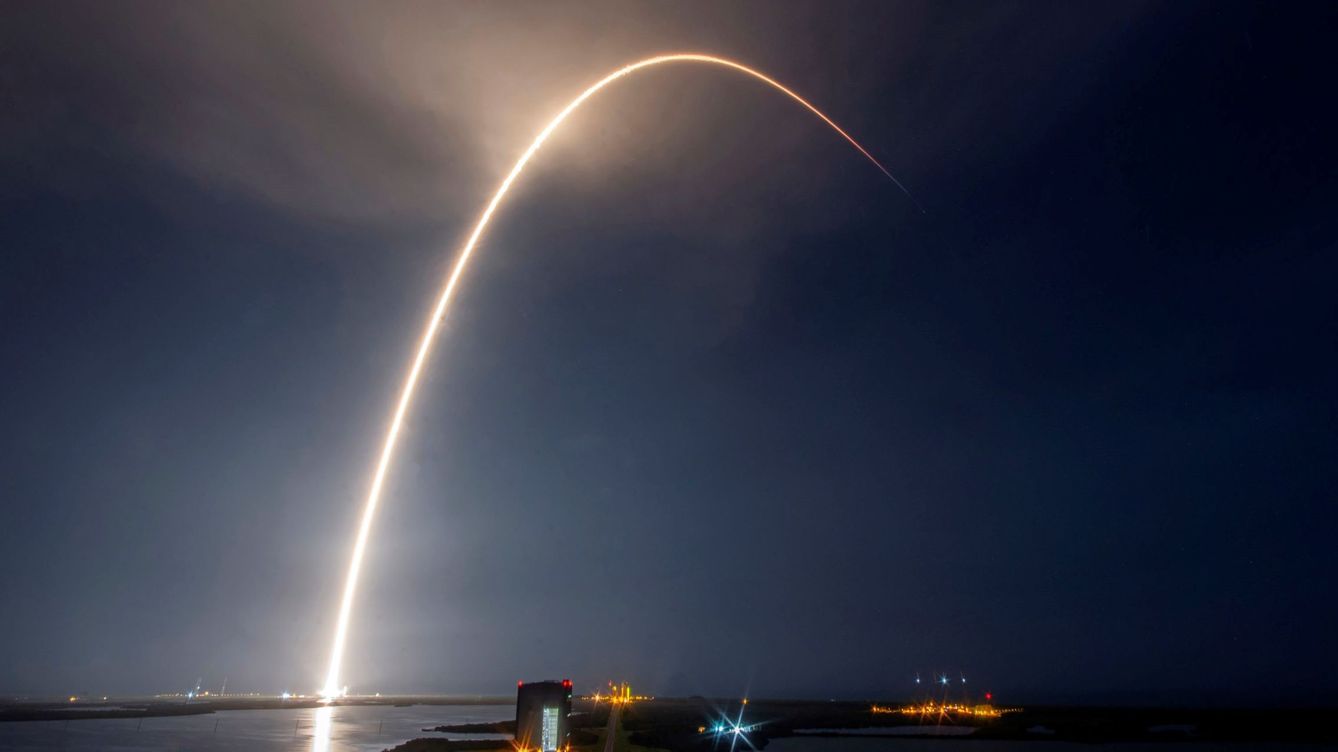 Foto: Lanzamiento de satélites Starlink en un Falcon 9 desde Cabo Cañaveral. (SpaceX)