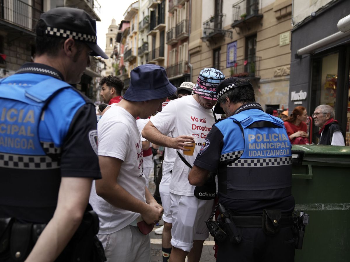 Foto: Policías municipales de Pamplona velan por la seguridad en San Fermín. (EFE/Sergio Martín)