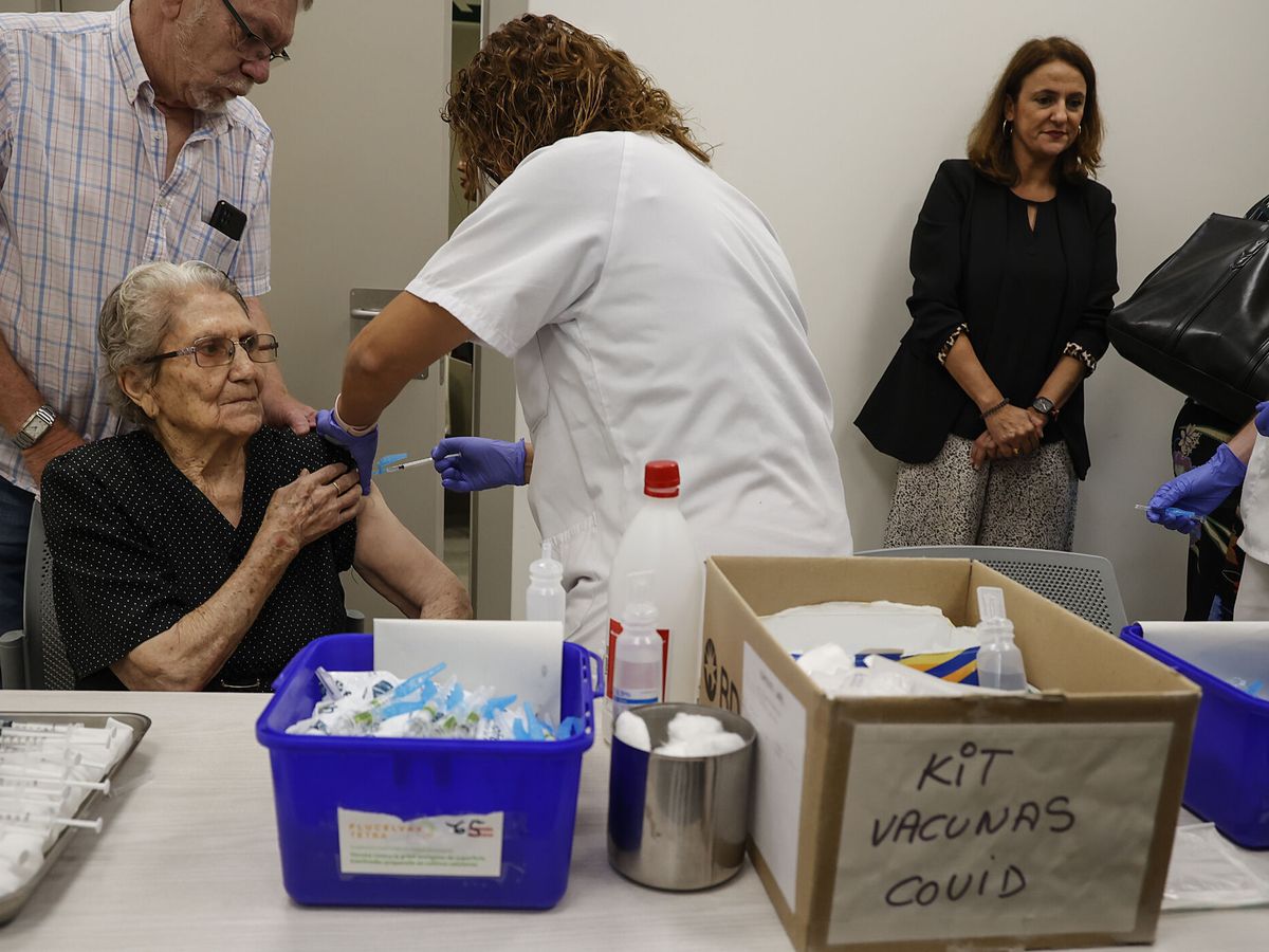Foto: Una mujer se vacuna durante el inicio de la campaña de vacunación frente a la gripe y el covid-19. (Europa Press/Rober Solsona)