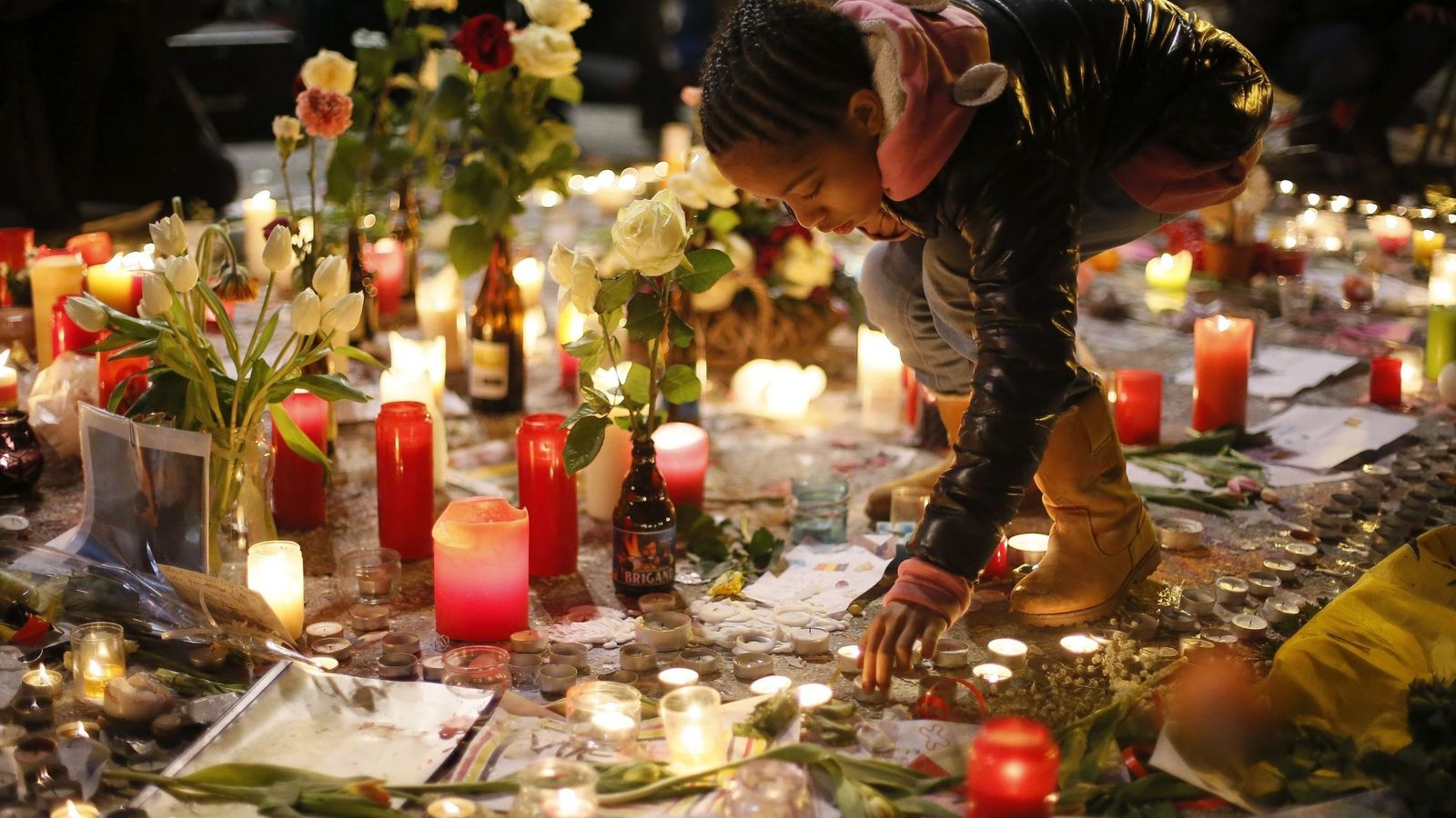 Foto: Homenaje por las víctimas en la Plaza de la Bolsa en Bruselas. (EFE)