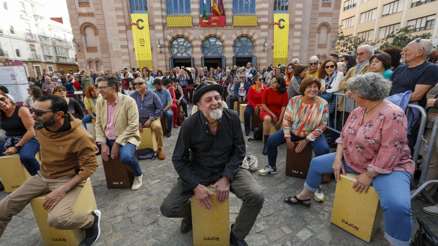Un momento de la cajoneada flamenca organizada por el Ayuntamiento de Cádiz y el Instituto Cervantes. (EFE/Jorge Zapata)