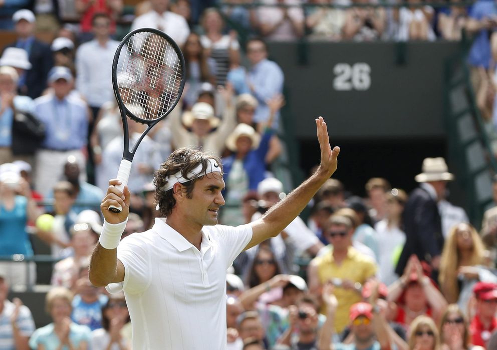 Foto: Federer saluda al público congregado en el All England Tennis Club tras su triunfo ante Lorenzi.