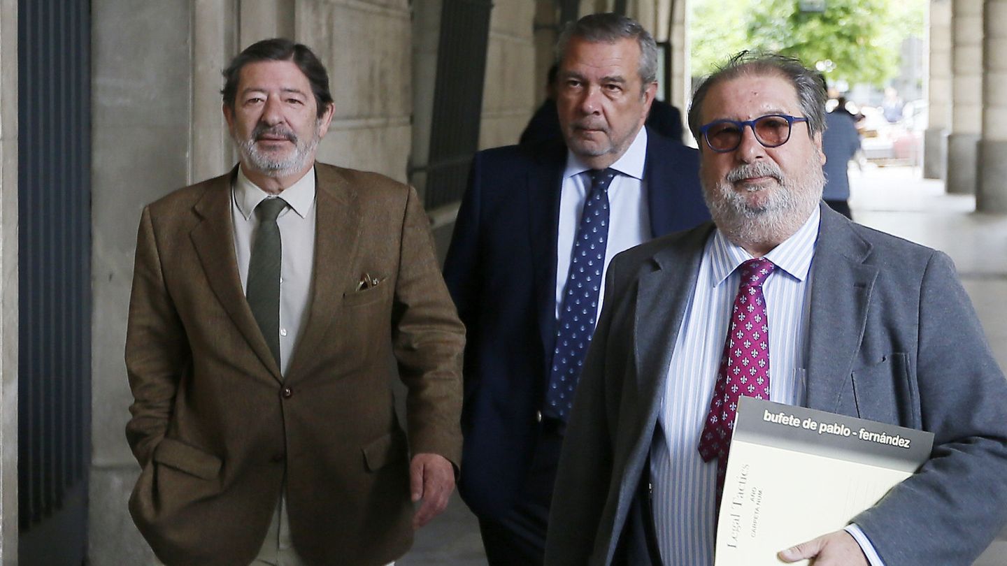 El ex director general de Trabajo de la Junta de Andalucía Francisco Javier Guerrero (i), acompañado de su abogado, a su llegada a los juzgados. (EFE)