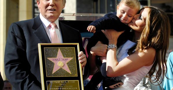 Foto: Donald Trump recibe una réplica de su estrella en el Paseo de la Fama de Hollywood | Reuters