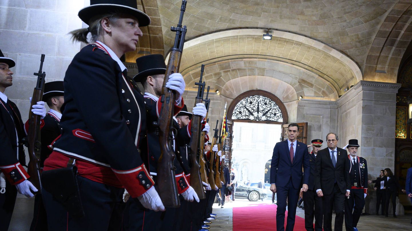 El presidente del Gobierno, Pedro Sánchez, y el jefe del Govern, Quim Torra, recibidos por la formación de gala de los Mossos d'Esquadra en el Palau de la Generalitat, el pasado 6 de febrero de 2020 en Barcelona. (Moncloa)