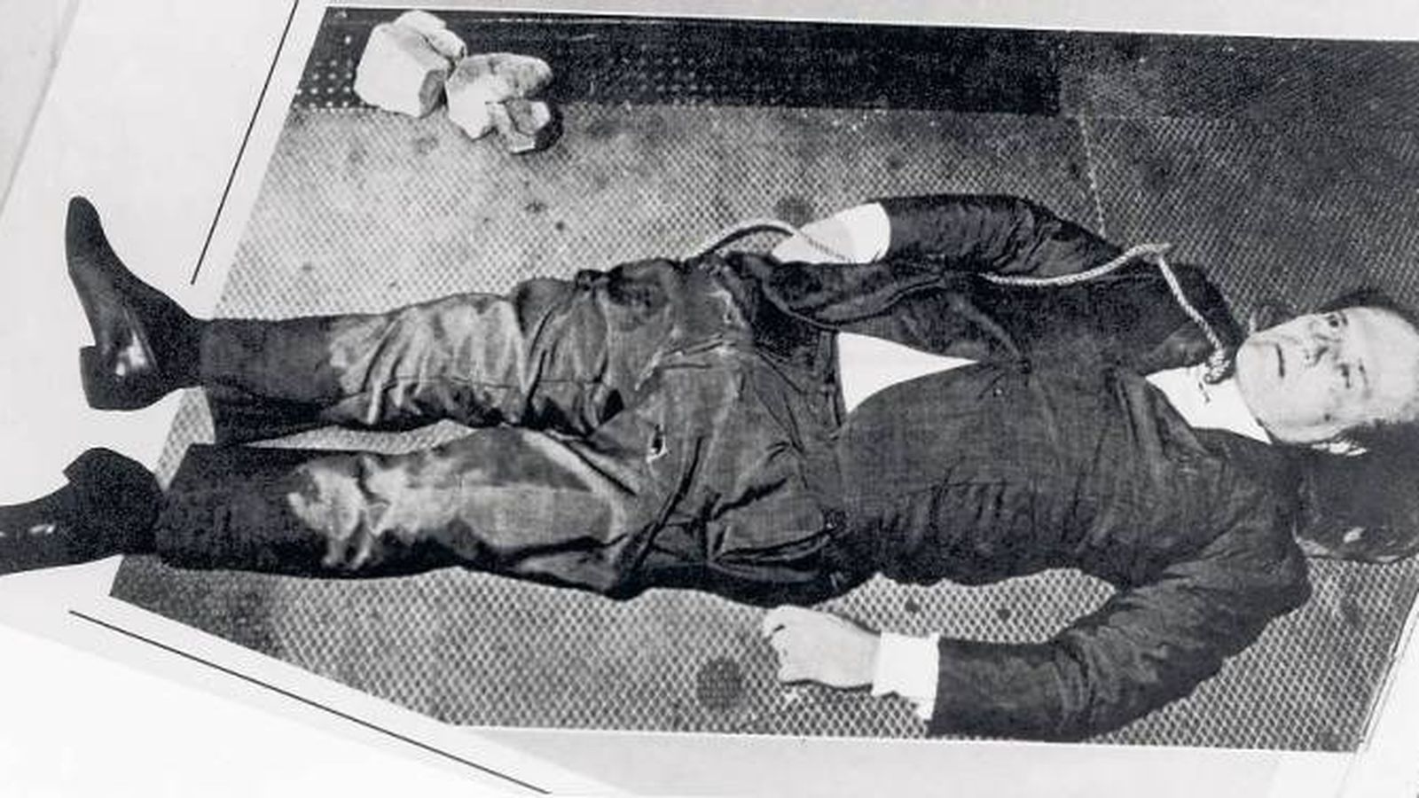 Foto: El cuerpo de Roberto Calvi minutos después de que fuese encontrado colgando en el puente de Blackfriars en Londres.
