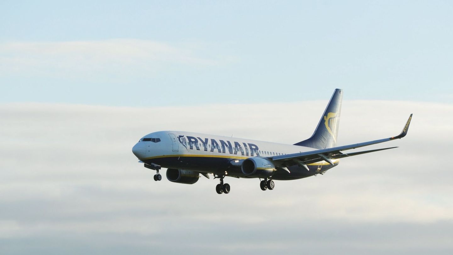 Un avión de Ryanair llegando al aeropuerto de Dublín | EFE