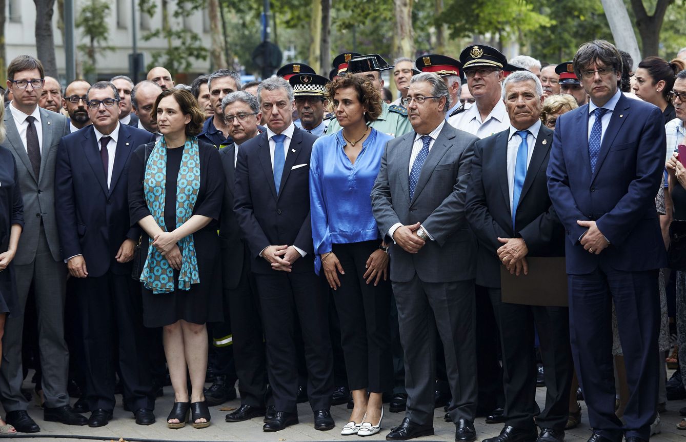 La alcaldesa de Barcelona, Ada Colau; el lehendakari, Iñigo Urkullu; la ministra de Sanidad, Dolors Montserrat y el ministro del Interior, Juan Ignacio Zoido. (EFE)
