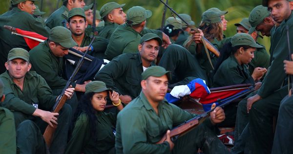 Foto: Soldados cubanos tras participar en una ceremonia en Playa Las Coloradas. (Reuters)