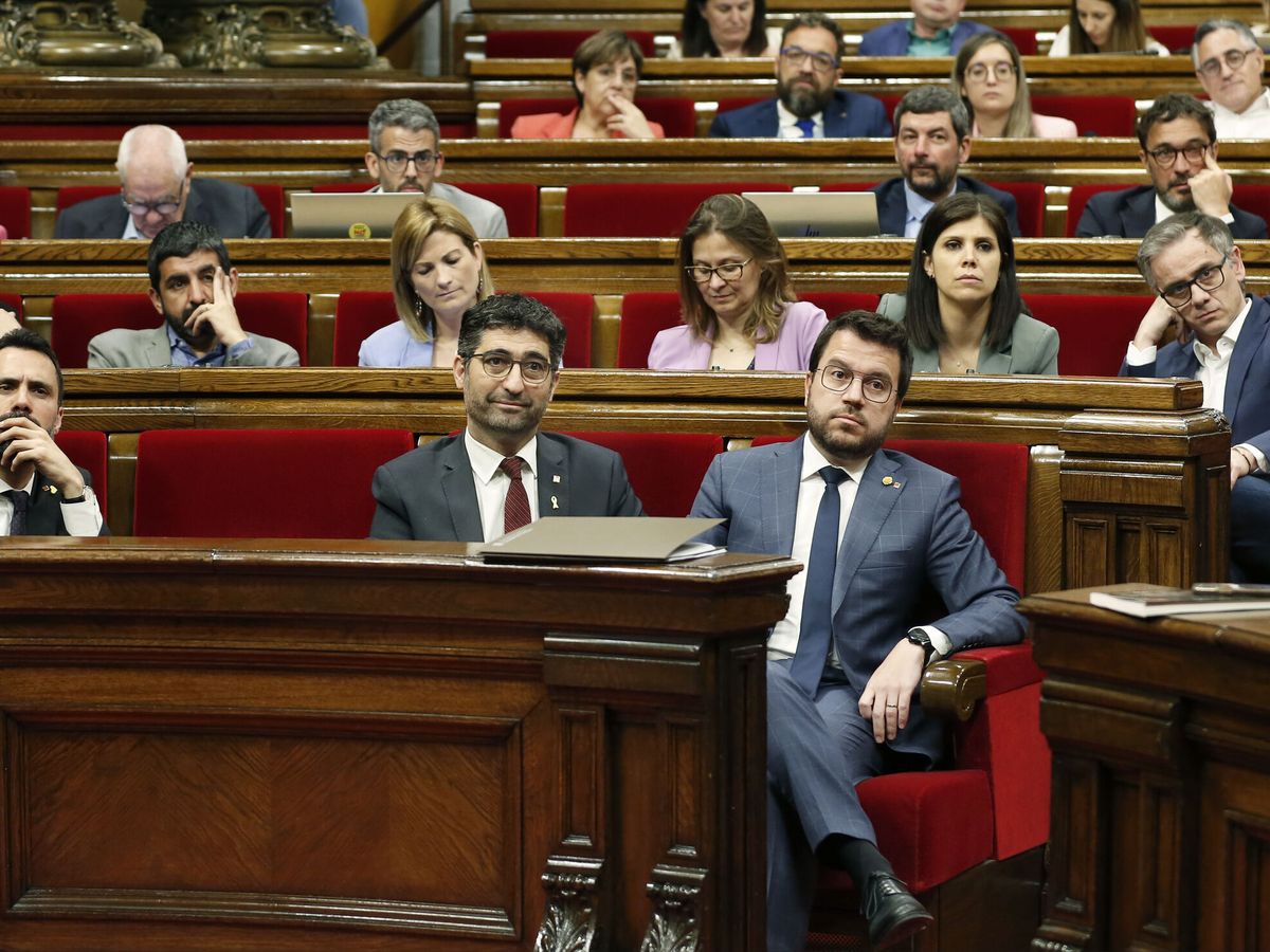 Foto: El presidente de la Generalitat, Pere Aragonès (d), en el Parlament. (EFE/Dalmau)