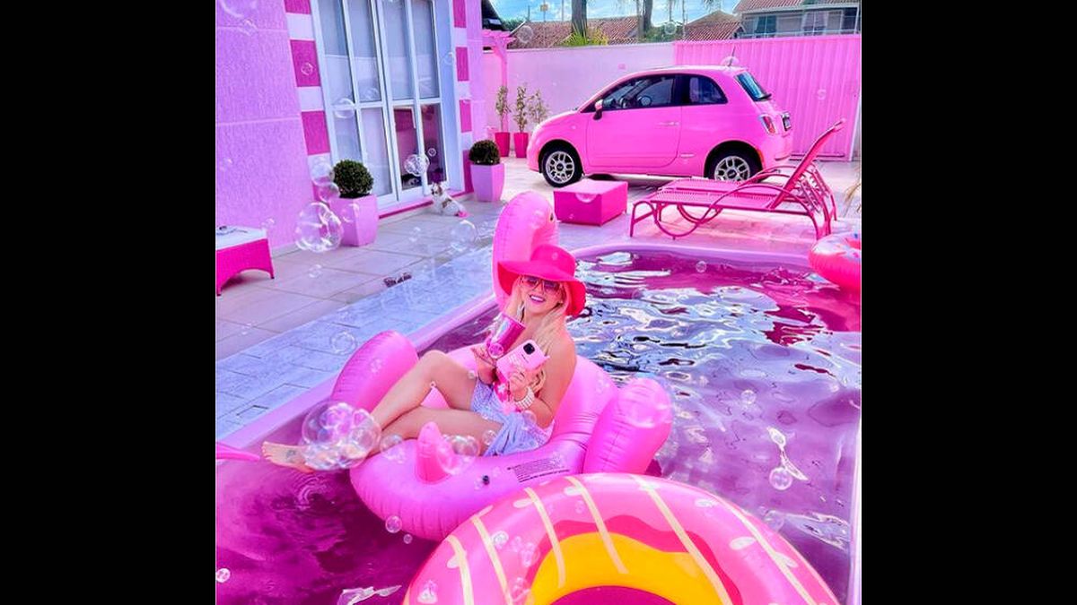 Se gasta ¡180.000 euros! para convertir su casa en una mansión Barbie
