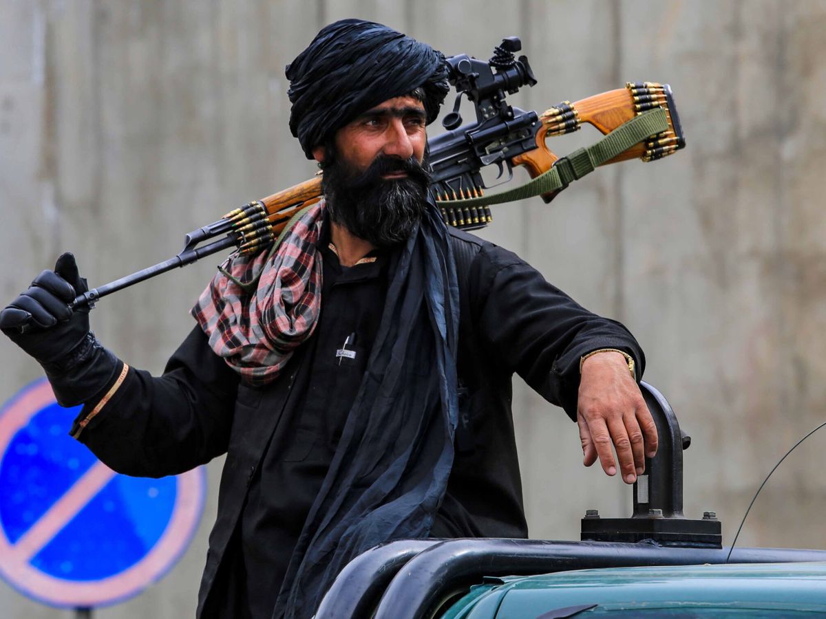 Foto: Un guardia de seguridad talibán, cerca de la residencia donde mataron a Ayman al-Zawahiri. (EFE/Epa Stringer)