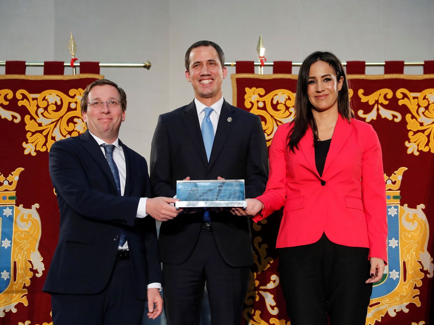 El presidente encargado de Venezuela, Juan Guaidó (d), junto al alcalde de Madrid, José Luis Martínez-Almeida (i), y la vicealcaldesa, Begoña Villacís. (EFE)
