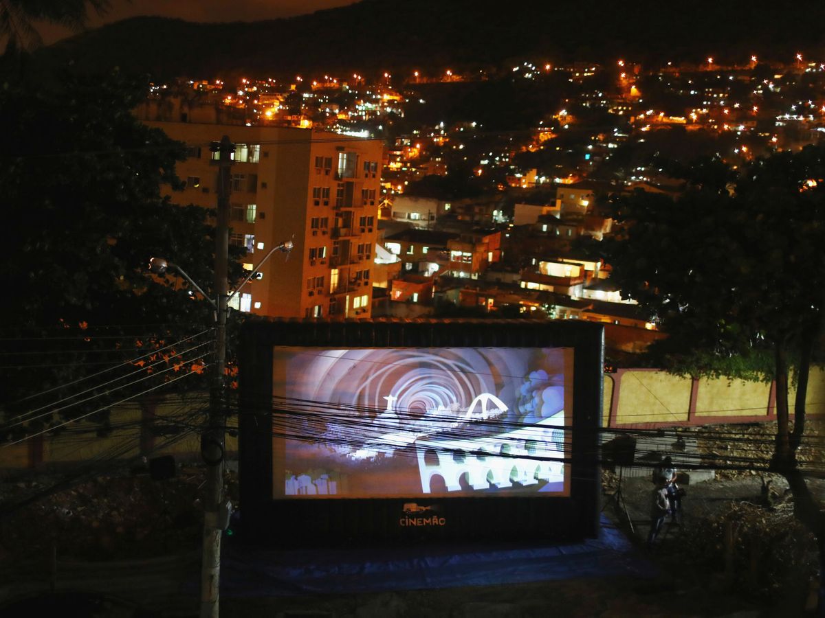 Foto: Una película en pantalla gigante para que los vecinos puedan verlo desde su casa en Rio de Janeiro. (Reuters)