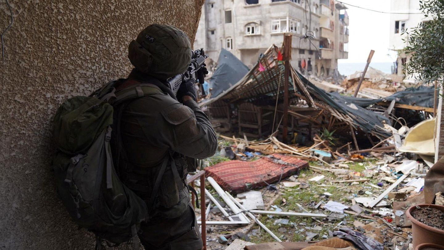 Un soldado israelí en una operación contra Hamás en Gaza. (Reuters)