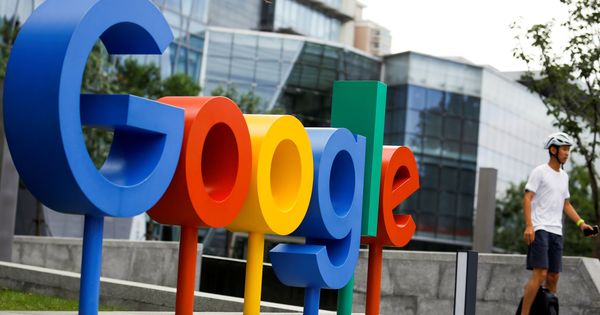 Foto: El logo de Google en unas oficinas de Alphabet. (Reuters)