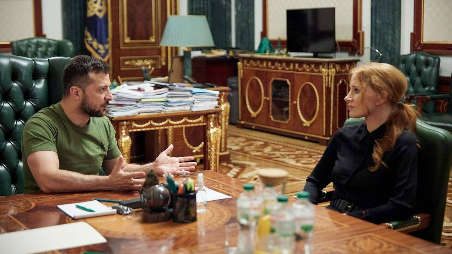 Zelenski se reúne en Kiev con Jessica Chastain. (Cordon Press)