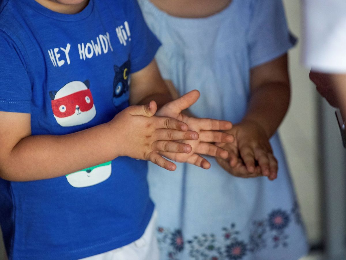Foto: Los adultos deben controlar en todo momento el contacto de los niños con el gel hidroalcohólico (EFE/Rodrigo Jiménez)