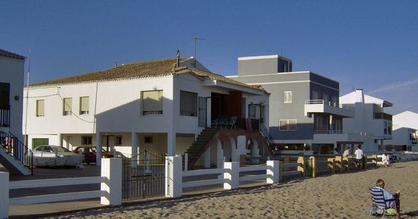 Foto: Casas construidas sobre la arena en La Antilla, Huelva. EFE