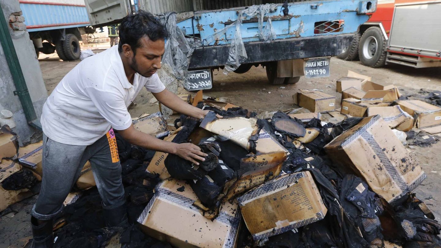Un empleado del sector textil en Bangladesh (Reuters)