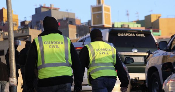 Foto: La Guardia Civil, durante una operación contra el yihadismo en la barriada del Príncipe, en Ceuta. (EFE)