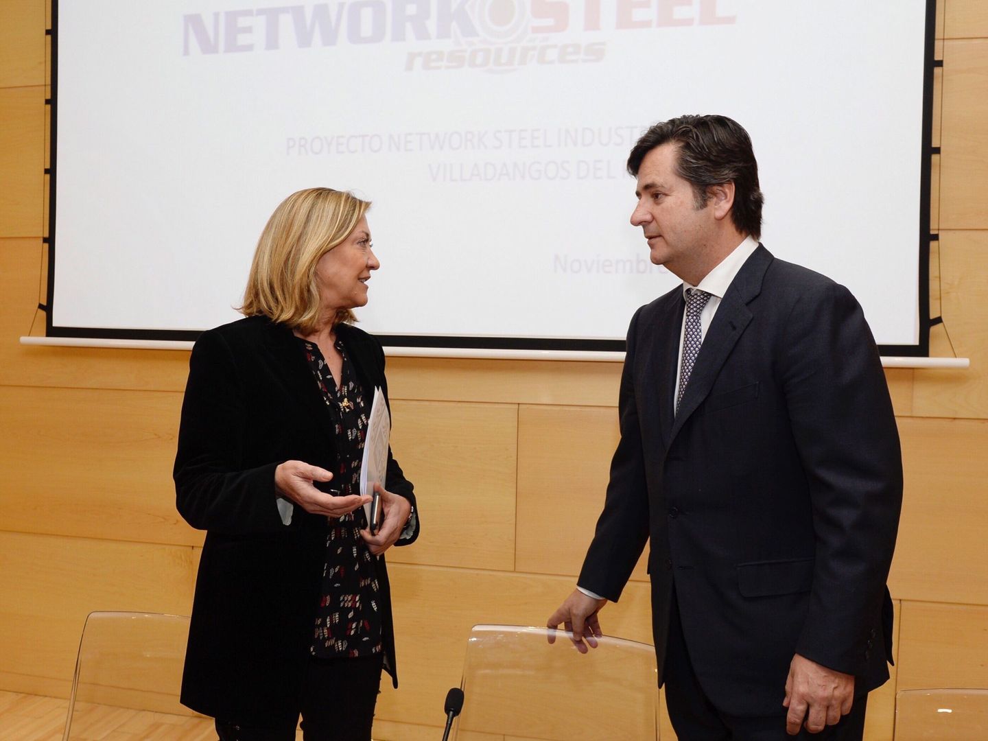 La consejera de Economía de CyL, Pilar del Olmo, conversa con el presidente de Network Steel. (EFE)