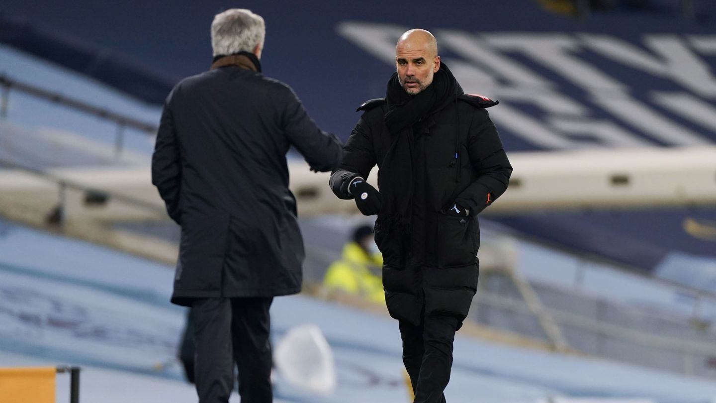 Guardiola y Mourinho se saludan. (EFE/Peter Powell)