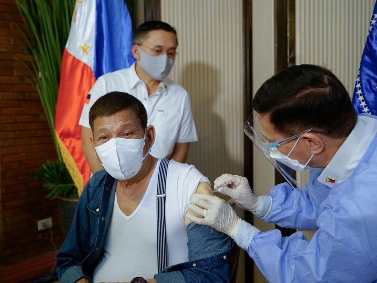 Foto: Duterte se vacuna, el pasado 3 de mayo. (Reuters)