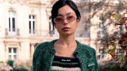 Olivia Colman en la pasarela, la hija de John Travolta y Anna Castillo: las sorpresas del desfile de Miu Miu en París