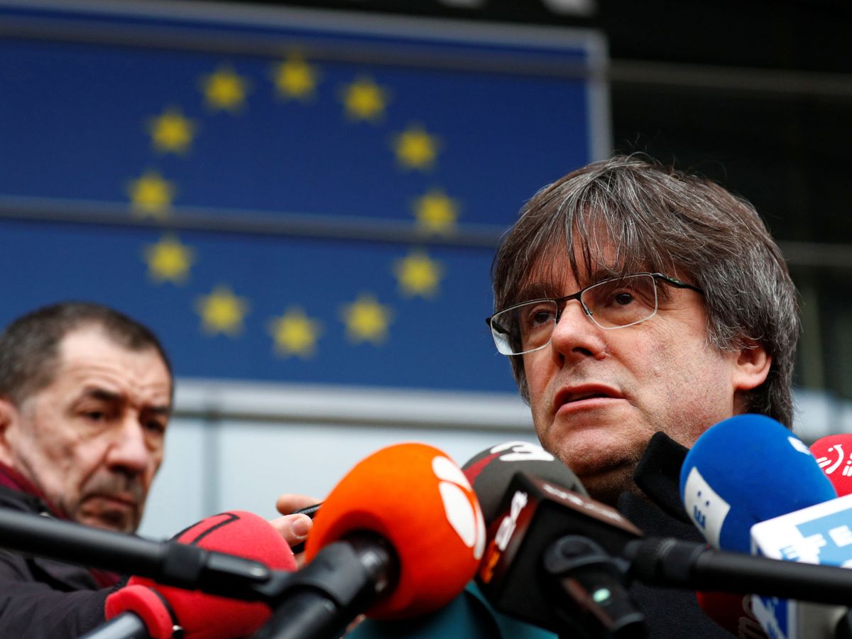 Foto: Puigdemont, en el exterior del Parlamento Europeo, en Bruselas, el pasado 5 de febrero. (Reuters)