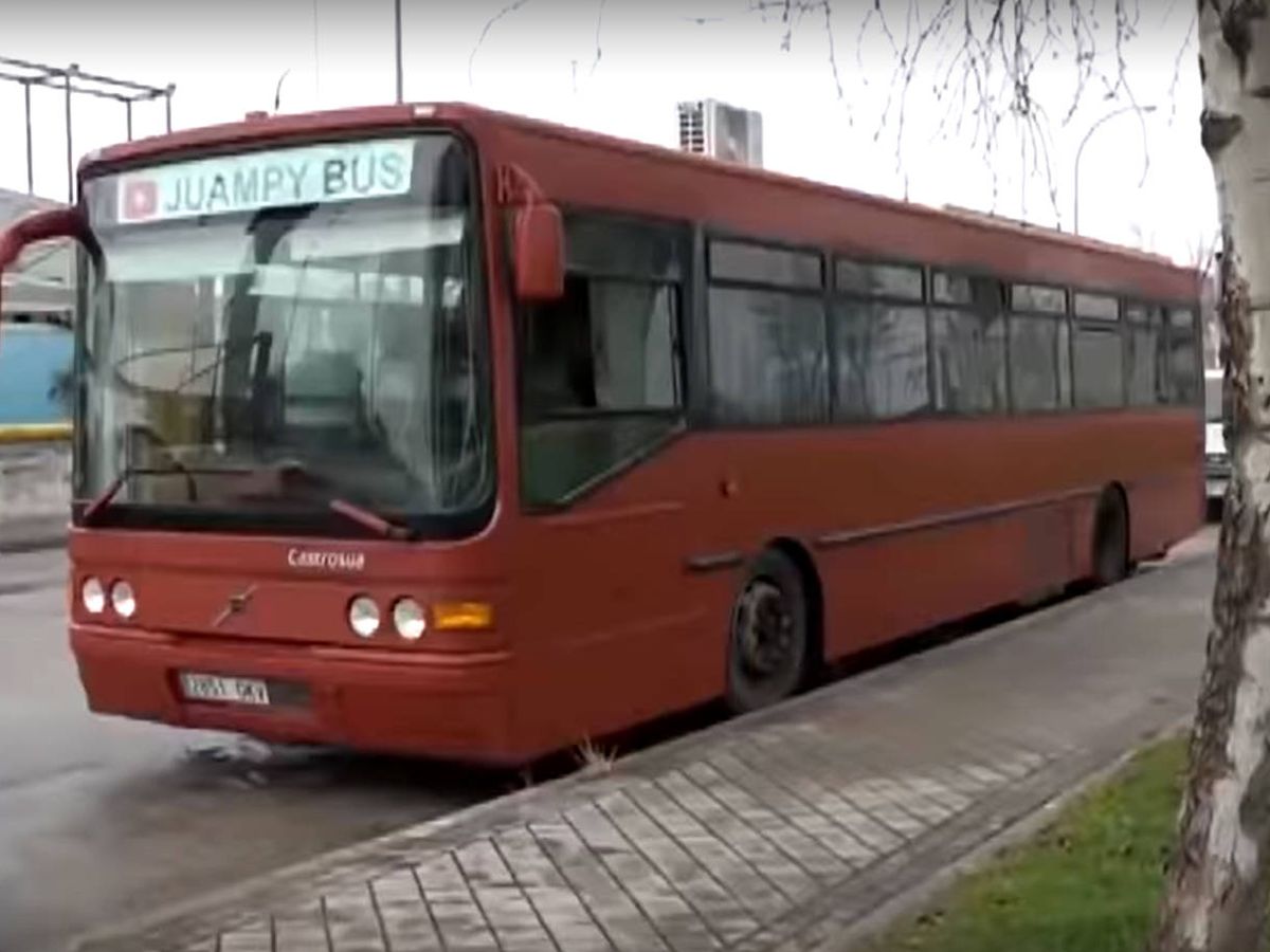 Foto: Un autobús de línea se ha convertido en el hogar de Juampy (Foto: YouTube)