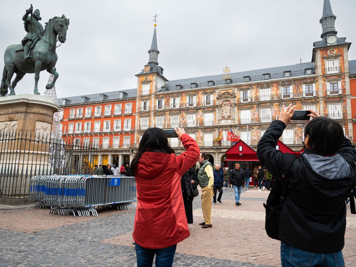 Foto: Turistas fotografían la Plaza Mayor. (EFE/Fernando Villar)
