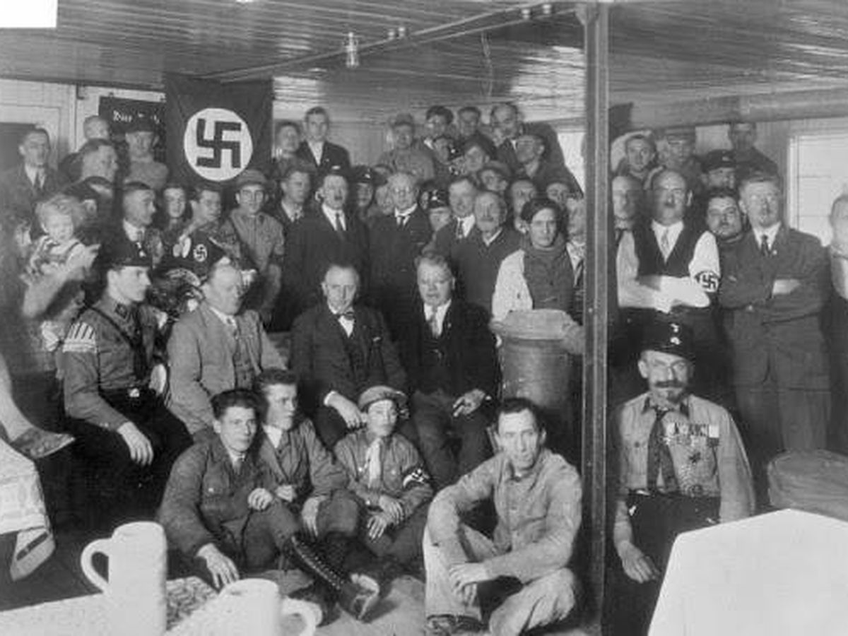 Foto: Adolf Hitler junto a miembros del recién creado partido nazi en 1920.