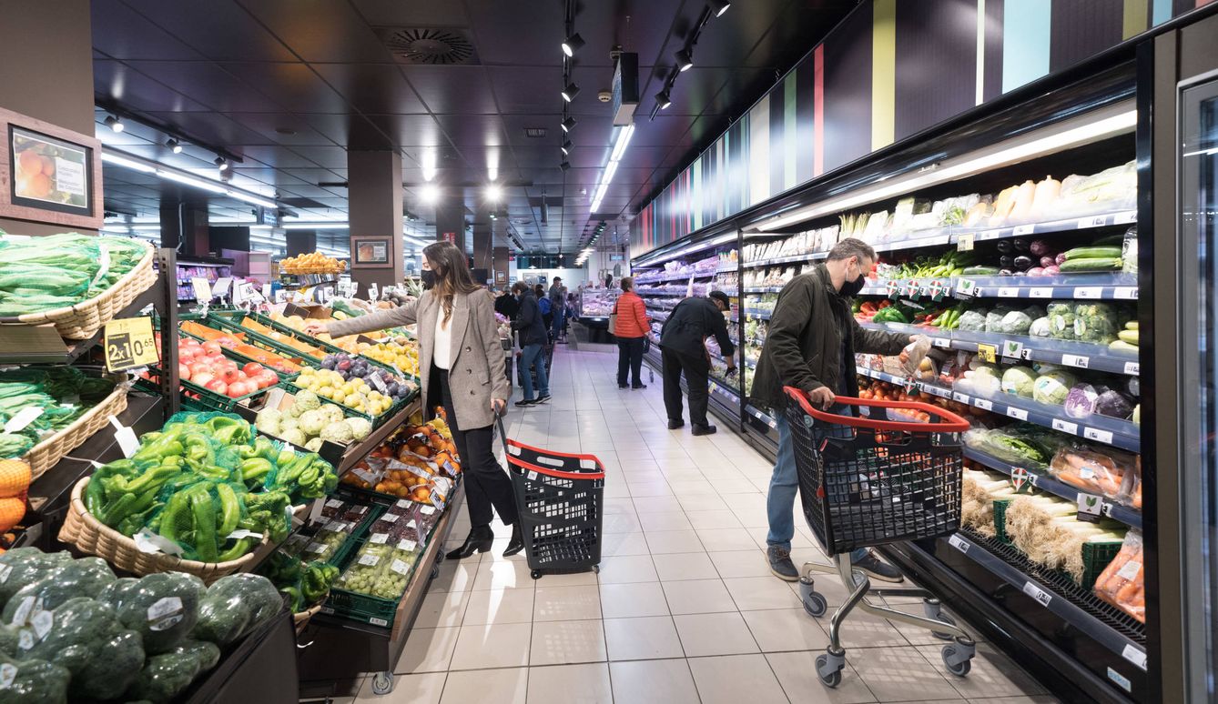 Sección de frutas y verduras de un supermercado. (EFE)