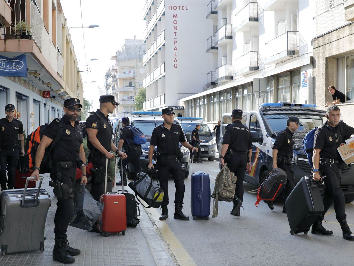 Foto: Policías salen de un hotel de Pineda del Mar, en octubre de 2017. (EFE/Andreu Dalmau)